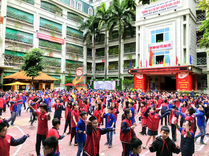 Học sinh Trường Trung học cơ sở và Trung học phổ thông Nguyễn Bỉnh Khiêm, Hà Nội, trong năm học 2019. Ảnh: Tùng Dương. Học sinh Trường Trung học cơ sở và Trung học phổ thông Nguyễn Bỉnh Khiêm, Hà Nội, trong năm học 2019. Ảnh: Tùng Dương.