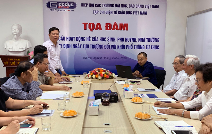 Nhà báo Nguyễn Tiến Bình – Tổng biên tập Tạp chí điện tử Giáo dục Việt Nam phát biểu mở đầu buổi Tọa đàm. Ảnh: Tùng Dương.