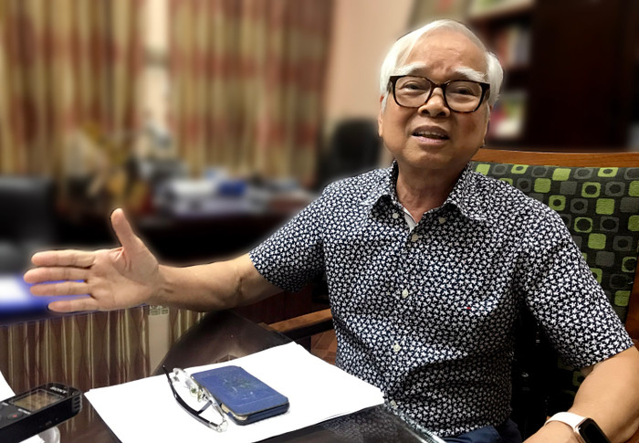 Tiến sĩ Nguyễn Văn Hòa: "Trong mấy chục năm qua, bản thân tôi đã bố trí nhiều giáo viên nam làm chủ nhiệm lớp nhưng đều thất bại vì những lý do trên, họ không thể trụ lại được với nghề”. Ảnh: Tùng Dương. Tiến sĩ Nguyễn Văn Hòa: "Trong mấy chục năm qua, bản thân tôi đã bố trí nhiều giáo viên nam làm chủ nhiệm lớp nhưng đều thất bại vì những lý do trên, họ không thể trụ lại được với nghề”. Ảnh: Tùng Dương.