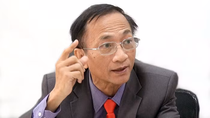 Tiến sĩ Hoàng Ngọc Vinh - Nguyên Vụ trưởng Vụ Giáo dục chuyên nghiệp, Bộ Giáo dục và Đào tạo, cho biết: “Qua vấn đề chúng ta bàn tại buổi Tọa đàm ngày hôm nay tôi thấy cách làm của Bộ Giáo dục mang tư duy như cách đây 20 năm". Ảnh: Tùng Dương.