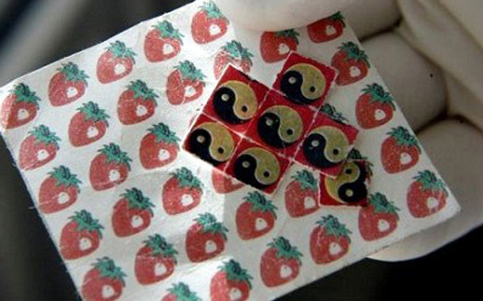 Ma túy tổng hợp có giá rẻ, dễ cất giấu nên len lỏi vào học đường với các tên gọi gây tò mò như "tem giấy", "bùa lưỡi", "nước vui", "trà sữa" hay "khô gà". Ảnh: TD. Ma túy tổng hợp có giá rẻ, dễ cất giấu nên len lỏi vào học đường với các tên gọi gây tò mò như "tem giấy", "bùa lưỡi", "nước vui", "trà sữa" hay "khô gà". Ảnh: TD.