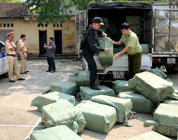 Nầm lợn nhập lậu vận chuyển trên xe ô tô 23C 01784 bị Đội QLTT số 4 phối hợp thu giữ. Ảnh: Hoàng Văn Thể.