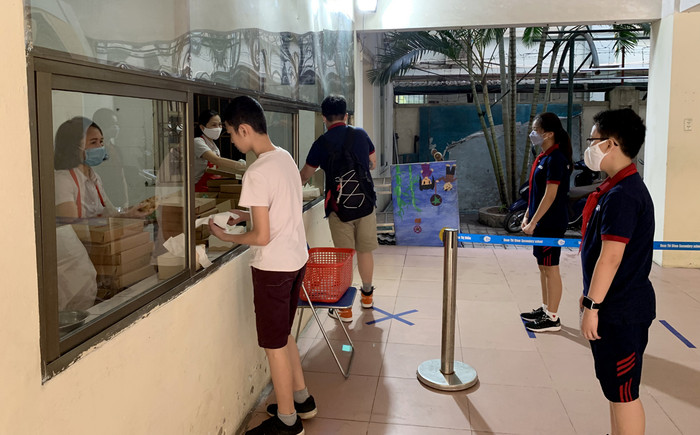 Học sinh luôn được nhắc nhở giữ khoảng cách trong giờ nhận khẩu phần ăn sáng tại trường. Ảnh: Tùng Dương. Học sinh luôn được nhắc nhở giữ khoảng cách trong giờ nhận khẩu phần ăn sáng tại trường. Ảnh: Tùng Dương.
