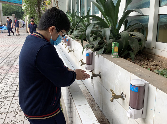 Trường Trung học cơ sở Đoàn Thị Điểm tăng cường thêm xà phòng tại các khu vực rửa tay của học sinh. Ảnh: Tùng Dương. Trường Trung học cơ sở Đoàn Thị Điểm tăng cường thêm xà phòng tại các khu vực rửa tay của học sinh. Ảnh: Tùng Dương.