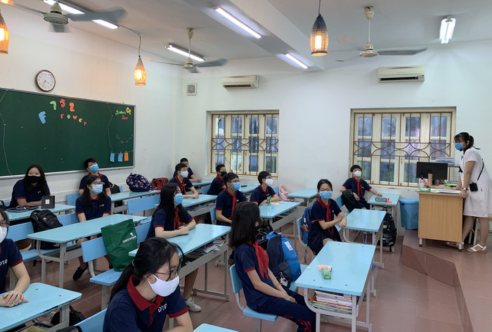 Trường Trung học cơ sở Đoàn Thị Điểm bố trí giãn khoảng cách 1 m2 cho 1 học sinh khi ngồi trong lớp học. Ảnh: Tùng Dương. Trường Trung học cơ sở Đoàn Thị Điểm bố trí giãn khoảng cách 1 m2 cho 1 học sinh khi ngồi trong lớp học. Ảnh: Tùng Dương.