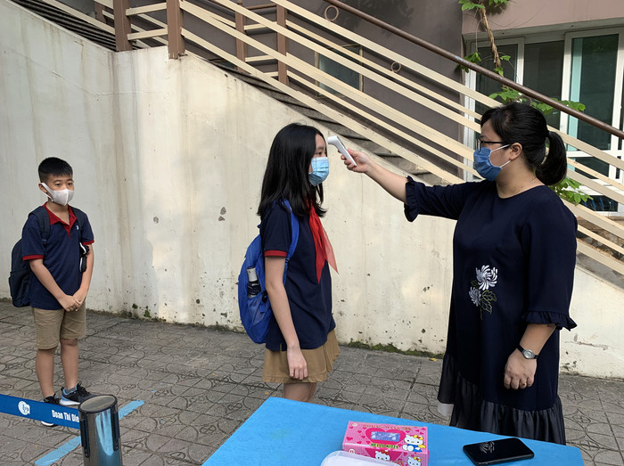 Trường Trung học cơ sở Đoàn Thị Điểm thực hiện việc đo thân nhiệt học sinh 2 lần trong ngày. Ảnh: Tùng Dương. Trường Trung học cơ sở Đoàn Thị Điểm thực hiện việc đo thân nhiệt học sinh 2 lần trong ngày. Ảnh: Tùng Dương.