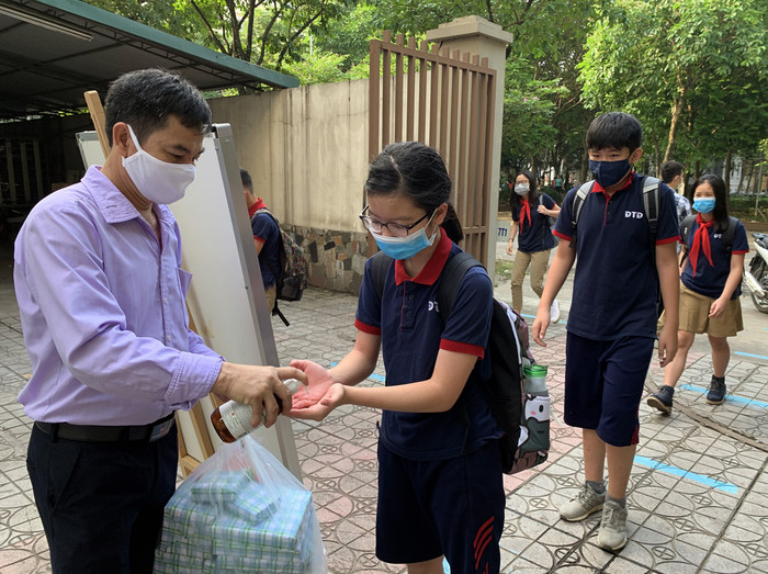 Tất cả học sinh đều thực hiện việc rửa tay sát khuẩn trong nhà trường. Ảnh: Tùng Dương. Tất cả học sinh đều thực hiện việc rửa tay sát khuẩn trong nhà trường. Ảnh: Tùng Dương.