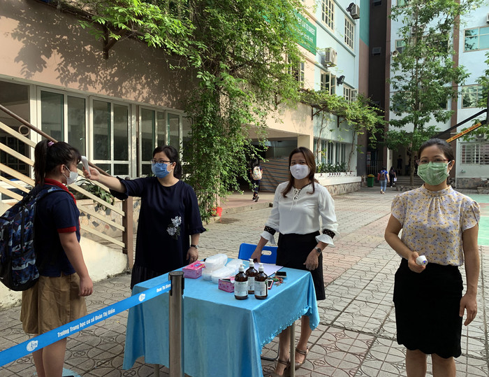 Trường Trung học cơ sở Đoàn Thị Điểm (Hà Nội) bố trí riêng 1 cổng để đo thân nhiệt, sát khuẩn cho những em học sinh được gia đình tự đưa đón. Ảnh: Tùng Dương. Trường Trung học cơ sở Đoàn Thị Điểm (Hà Nội) bố trí riêng 1 cổng để đo thân nhiệt, sát khuẩn cho những em học sinh được gia đình tự đưa đón. Ảnh: Tùng Dương.