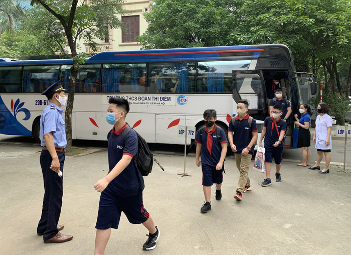 Từ trên xe vào trường, học sinh đều được hướng dẫn giãn khoảng cách nhất định. Ảnh: Tùng Dương. Từ trên xe vào trường, học sinh đều được hướng dẫn giãn khoảng cách nhất định. Ảnh: Tùng Dương.