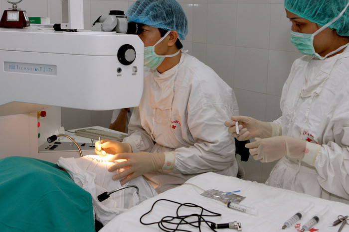 Trong công cuộc cải cách hệ thống Y tế tại Việt Nam, một trong những việc trọng tâm là tập trung xây dựng nhân lực ngành Y tế. Ảnh minh họa: Tùng Dương. Trong công cuộc cải cách hệ thống Y tế tại Việt Nam, một trong những việc trọng tâm là tập trung xây dựng nhân lực ngành Y tế. Ảnh minh họa: Tùng Dương.
