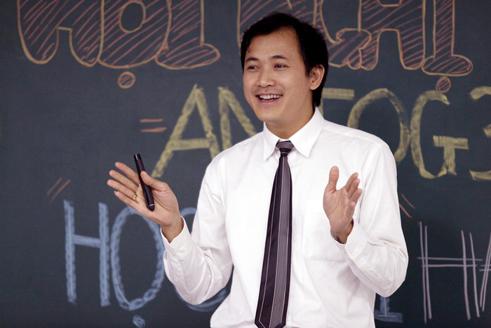 Thầy giáo Đỗ Văn Bảo "Trước ngày thi, các em nên tránh nhồi nhét kiến thức mà nên làm cho đầu óc được thoải mái hơn bằng cách luyện tập thể thao nhẹ nhàng. Những giấc ngủ ngon sẽ giúp các em tỉnh táo và sẵn sàng đón nhận thử thách của kỳ thi". Ảnh: Tùng Dương.