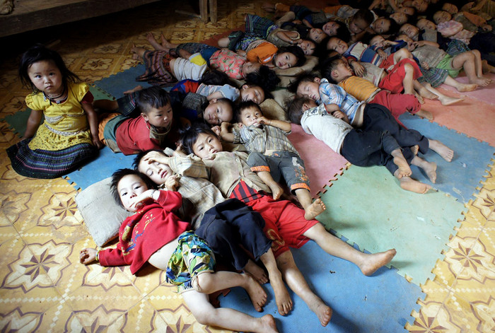 Giá sách giáo khoa tăng cao sẽ là gánh nặng về kinh tế đối với người dân, nhất là vùng sâu, miền núi ...có đời sống còn gặp nhiều khó khăn. Ảnh minh họa: Tùng Dương. Giá sách giáo khoa tăng cao sẽ là gánh nặng về kinh tế đối với người dân, nhất là vùng sâu, miền núi ...có đời sống còn gặp nhiều khó khăn. Ảnh minh họa: Tùng Dương.