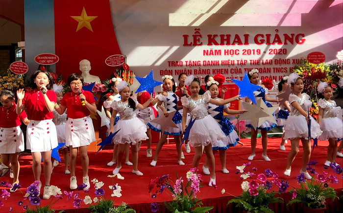 Còn quan điểm sách mới nặng hay nhẹ thì cũng tùy thuộc vào giáo viên quan tâm đến đối tượng học sinh của mình thế nào? Khả năng tiếp nhận của các em cũng như cách truyền tải của giáo viên trên lớp. Ảnh minh họa: Tùng Dương. Còn quan điểm sách mới nặng hay nhẹ thì cũng tùy thuộc vào giáo viên quan tâm đến đối tượng học sinh của mình thế nào? Khả năng tiếp nhận của các em cũng như cách truyền tải của giáo viên trên lớp. Ảnh minh họa: Tùng Dương.