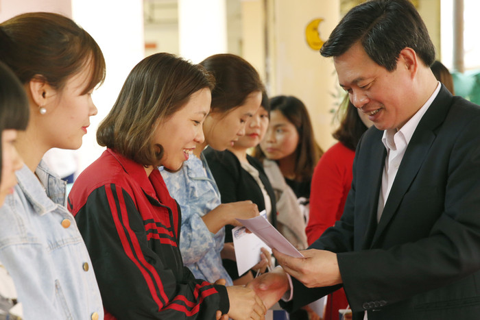 Tiến sĩ Trịnh Thế Truyền - Giám đốc Sở Giáo dục và Đào tạo tỉnh Phú Thọ, đang trao quà cho các giáo viên. Ảnh: Tùng Dương.