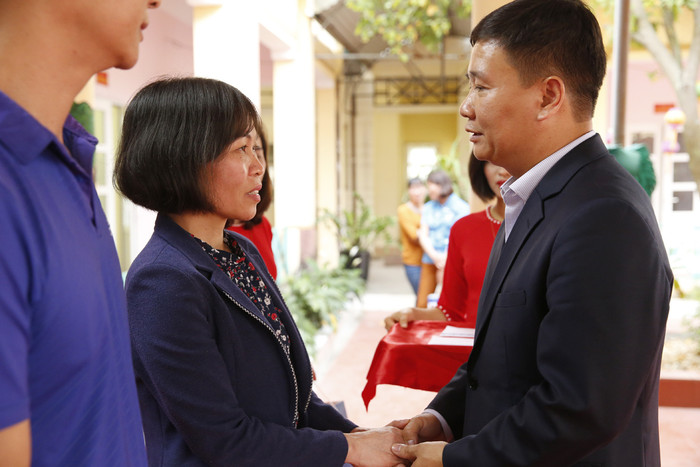 Ông Nguyễn Tiến Bình - Tổng biên tập Báo điện tử Giáo dục Việt Nam, trao quà tết cho giáo viên có hoàn cảnh đặc biệt gồm 3 triệu đồng tiền mặt và 1 túi quà. Ảnh: Tùng Dương.