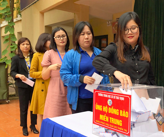 Hơn 1.400 học sinh, cán bộ giáo viên và phụ huynh của nhà trường đã nhiệt tình ủng hộ đồng bào miền Trung bị lũ lụt. Ảnh: THCS Thái thịnh.