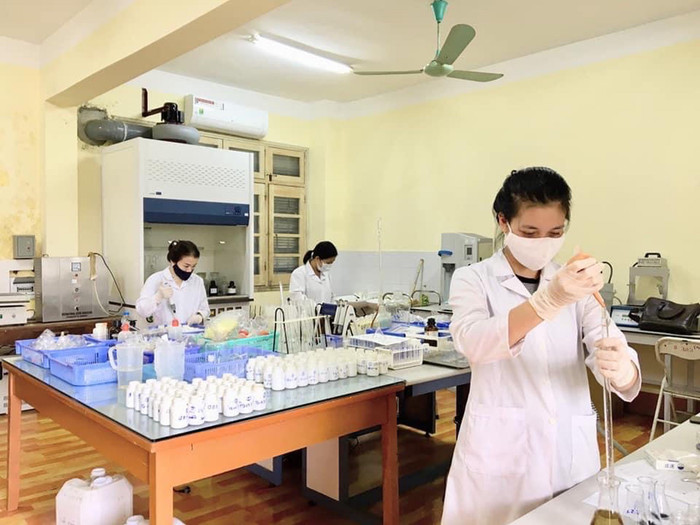 Song song với đào tạo đội ngũ là xây dựng chính sách trọng dụng nhân tài, đẩy mạnh nghiên cứu khoa học để xây dựng uy tín, thương hiệu của nhà trường. Song song với đào tạo đội ngũ là xây dựng chính sách trọng dụng nhân tài, đẩy mạnh nghiên cứu khoa học để xây dựng uy tín, thương hiệu của nhà trường.