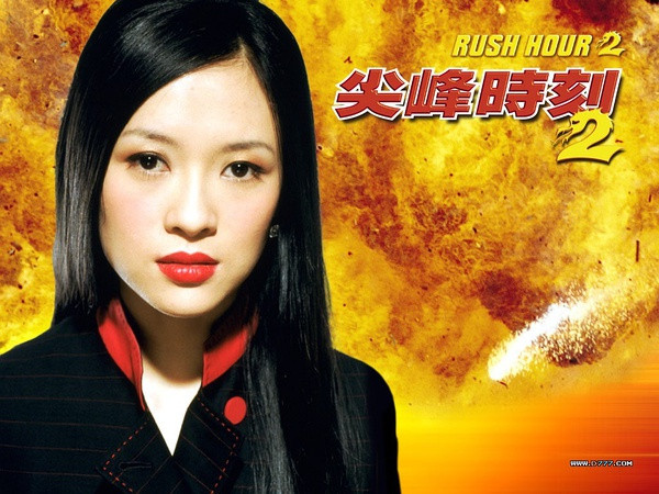 “Rush Hour 2” (Giờ cao điểm 2) - 2001, đây là bộ phim thứ hai có sự hợp tác chung của vua hài Thành Long và nam tài tử Hollywood Chris Tucker trong loạt phim “Giờ cao điểm”. Đồng thời, phim cũng đưa tên tuổi Chương Tử Di lần đầu đến với kinh đô điện ảnh Hollywood. “Rush Hour 2” (Giờ cao điểm 2) - 2001, đây là bộ phim thứ hai có sự hợp tác chung của vua hài Thành Long và nam tài tử Hollywood Chris Tucker trong loạt phim “Giờ cao điểm”. Đồng thời, phim cũng đưa tên tuổi Chương Tử Di lần đầu đến với kinh đô điện ảnh Hollywood.