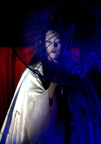 “Memoirs of a Geisha” (Hồi ức một Geisha) – 2005. Đây là một sản phẩm điện ảnh nước ngoài đầu tiên mà Chương Tử Di với vai trò diễn viên chính. Bên cạnh cô còn có đàn chị Củng Lợi và Trương Mạn Ngọc cùng tham gia. Phim dành được nhiều giải thưởng danh giá, đáng chú ý là giải Quay phim xuất sắc nhất, Đạo diễn xuất sắc nhất và Thiết kế phục trang đẹp nhất. “Memoirs of a Geisha” (Hồi ức một Geisha) – 2005. Đây là một sản phẩm điện ảnh nước ngoài đầu tiên mà Chương Tử Di với vai trò diễn viên chính. Bên cạnh cô còn có đàn chị Củng Lợi và Trương Mạn Ngọc cùng tham gia. Phim dành được nhiều giải thưởng danh giá, đáng chú ý là giải Quay phim xuất sắc nhất, Đạo diễn xuất sắc nhất và Thiết kế phục trang đẹp nhất.