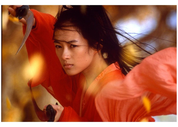 “Hero” (Anh Hùng) - 2001. Bộ phim thứ hai đánh dấu sự hợp tác trở lại giữa đạo diễn lừng danh Trung Quốc Trương Nghệ Mưu và Hoa đán Chương Tử Di khi đã thành danh. “Anh Hùng” cũng trở thành bộ phim võ hiệp thành công nhất của Trung Quốc trên đất Mỹ từ trước đến giờ. Nhưng bên cạnh dàn sao sáng chói như Lý Liên Kiệt, Lương Triều Vỹ và Trương Mạn Ngọc thì vai trò của Chương Tử Di cũng trở nên mờ nhạt. “Hero” (Anh Hùng) - 2001. Bộ phim thứ hai đánh dấu sự hợp tác trở lại giữa đạo diễn lừng danh Trung Quốc Trương Nghệ Mưu và Hoa đán Chương Tử Di khi đã thành danh. “Anh Hùng” cũng trở thành bộ phim võ hiệp thành công nhất của Trung Quốc trên đất Mỹ từ trước đến giờ. Nhưng bên cạnh dàn sao sáng chói như Lý Liên Kiệt, Lương Triều Vỹ và Trương Mạn Ngọc thì vai trò của Chương Tử Di cũng trở nên mờ nhạt.