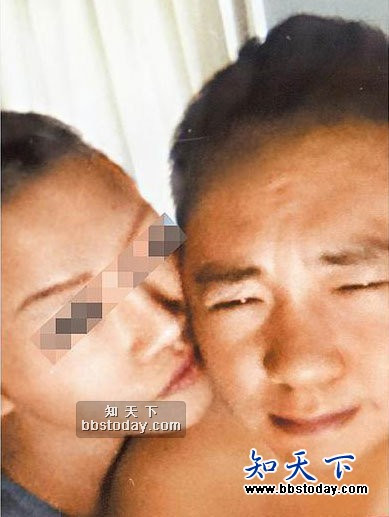 Những hình ảnh bị phát tán sớm nhất của thiếu gia họ Lý trên mạng. Những hình ảnh bị phát tán sớm nhất của thiếu gia họ Lý trên mạng.