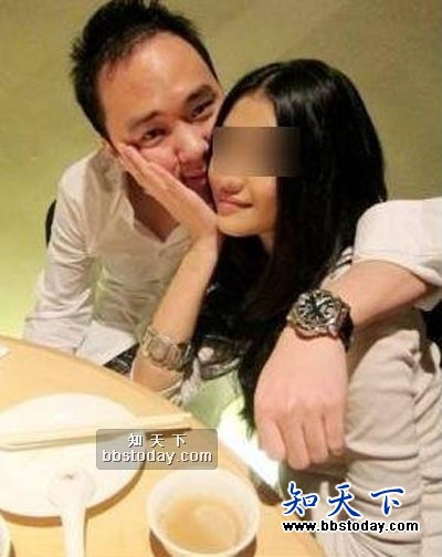 Những hình ảnh bị phát tán sớm nhất của thiếu gia họ Lý trên mạng. Những hình ảnh bị phát tán sớm nhất của thiếu gia họ Lý trên mạng.