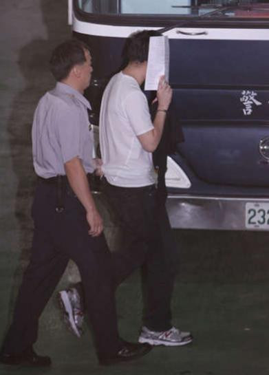 thiếu gia họ Lý tự ra đầu thú. thiếu gia họ Lý tự ra đầu thú.