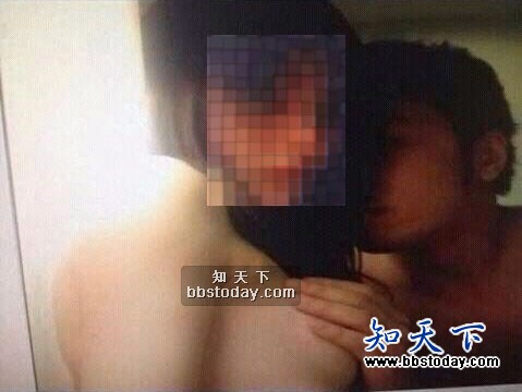 Một trong hàng trăm bức hình được phát tán lên mạng từ ngày 17/8 xung quanh scandal chấn động xứ Đài. Một trong hàng trăm bức hình được phát tán lên mạng từ ngày 17/8 xung quanh scandal chấn động xứ Đài.