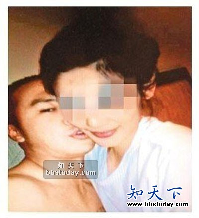 Những hình ảnh bị phát tán sớm nhất của thiếu gia họ Lý trên mạng. Những hình ảnh bị phát tán sớm nhất của thiếu gia họ Lý trên mạng.