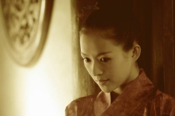 “Forever Enthralled” (Mai Lan Phương) – 2008, một bộ phim tâm lý xã hội của đạo diễn Trần Khải Ca về cuộc đời của Mai Lan Phương, một trong những nghệ sĩ opera danh tiếng nhất trong lịch sử Trung Quốc. Nam ca sĩ nổi tiếng Lê Minh vào vai Mai Lan Phương, trong khi Chương Tử Di thể hiện vai người tình của anh trong phim. “Forever Enthralled” (Mai Lan Phương) – 2008, một bộ phim tâm lý xã hội của đạo diễn Trần Khải Ca về cuộc đời của Mai Lan Phương, một trong những nghệ sĩ opera danh tiếng nhất trong lịch sử Trung Quốc. Nam ca sĩ nổi tiếng Lê Minh vào vai Mai Lan Phương, trong khi Chương Tử Di thể hiện vai người tình của anh trong phim.