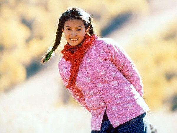 “The Road Home” (Đường Về Nhà) - 1999. Đây là một bộ phim tình cảm lãng mạn của đạo diễn Trương Nghệ Mưu, đồng thời là bộ phim đầu tiên của Chương Tử Di trong sự nghiệp điện ảnh. Nhưng điều đáng nói là khi đó Chương Tử Di đã nhận được vai chính khi mà cô vẫn chỉ là một cái tên hạng “tép riu”. Bộ phim “The Road Home” đã nhận được hai giải bao gồm The Jury Grand Prix và Giải thưởng của Ban giám khảo tại LHP Quốc tế Berlin năm 2000. “The Road Home” (Đường Về Nhà) - 1999. Đây là một bộ phim tình cảm lãng mạn của đạo diễn Trương Nghệ Mưu, đồng thời là bộ phim đầu tiên của Chương Tử Di trong sự nghiệp điện ảnh. Nhưng điều đáng nói là khi đó Chương Tử Di đã nhận được vai chính khi mà cô vẫn chỉ là một cái tên hạng “tép riu”. Bộ phim “The Road Home” đã nhận được hai giải bao gồm The Jury Grand Prix và Giải thưởng của Ban giám khảo tại LHP Quốc tế Berlin năm 2000.