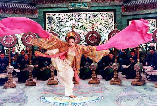 “House of Flying Daggers” (Thập diện mai phục) – 2004. Bộ phim thứ 3 của đạo diễn Trương Nghệ Mưu mà Chương Tử Di vào vai chính – nhân vật Tiểu Muội bên cạnh những sao tên tuổi như Lưu Đức Hoa, Kim Thành Vũ… “House of Flying Daggers” (Thập diện mai phục) – 2004. Bộ phim thứ 3 của đạo diễn Trương Nghệ Mưu mà Chương Tử Di vào vai chính – nhân vật Tiểu Muội bên cạnh những sao tên tuổi như Lưu Đức Hoa, Kim Thành Vũ…