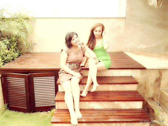 Xuân Nghi và Diễm My. Xuân Nghi và Diễm My.