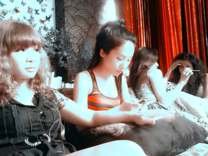 Quỳnh Trang, Thanh Hằng. Quỳnh Trang, Thanh Hằng.