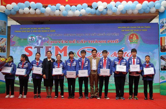 Trao giải cuộc thi "Sáng tạo xanh" (Ảnh: Lã Tiến) Trao giải cuộc thi "Sáng tạo xanh" (Ảnh: Lã Tiến)