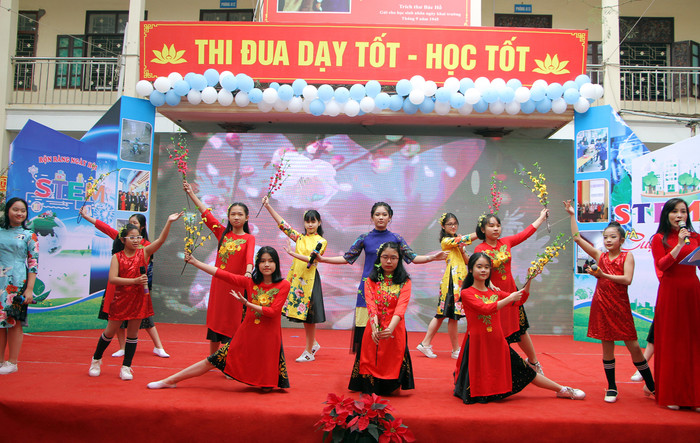 Các tiết mục văn nghệ do học sinh Trường Trung học cơ sở Ngô Quyền biểu diễn (Ảnh: Lã Tiến) Các tiết mục văn nghệ do học sinh Trường Trung học cơ sở Ngô Quyền biểu diễn (Ảnh: Lã Tiến)