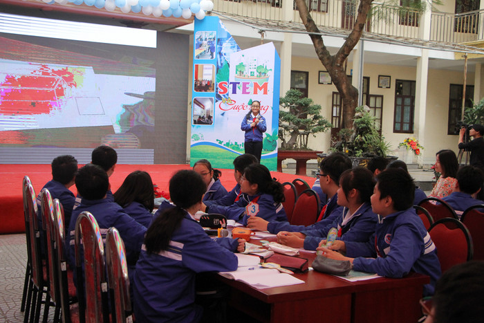 Học sinh tự thuyết trình cách thực hiện sản phẩm bình nước nóng tự chế sử dụng năng lượng mặt trời (Ảnh: Lã Tiến) Học sinh tự thuyết trình cách thực hiện sản phẩm bình nước nóng tự chế sử dụng năng lượng mặt trời (Ảnh: Lã Tiến)