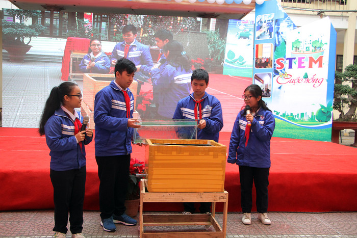 Sản phẩm bình nước nóng tự chế sử dụng năng lượng mặt trời của học sinh Trường Trung học cơ sở Ngô Quyền (Ảnh: Lã Tiến) Sản phẩm bình nước nóng tự chế sử dụng năng lượng mặt trời của học sinh Trường Trung học cơ sở Ngô Quyền (Ảnh: Lã Tiến)