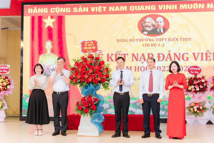 Trường THPT Kiến Thuỵ luôn chú trọng phát hiện, bồi dưỡng và rèn luyện nhiều học sinh ưu tú, học tập tốt, đạo đức tốt tham gia học lớp bồi dưỡng kết nạp Đảng (Ảnh: NVCC) Trường THPT Kiến Thuỵ luôn chú trọng phát hiện, bồi dưỡng và rèn luyện nhiều học sinh ưu tú, học tập tốt, đạo đức tốt tham gia học lớp bồi dưỡng kết nạp Đảng (Ảnh: NVCC)