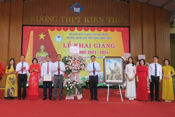 Ông Đỗ Mạnh Hiến - Phó bí thư Thường trực Thành ủy Hải Phòng tặng hoa Trường Trung học phổ thông Kiến Thuỵ nhân dịp khai giảng (Ảnh: LT) Ông Đỗ Mạnh Hiến - Phó bí thư Thường trực Thành ủy Hải Phòng tặng hoa Trường Trung học phổ thông Kiến Thuỵ nhân dịp khai giảng (Ảnh: LT)