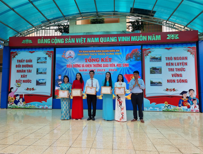 Khen thưởng giáo viên đạt thành tích cao trong giảng dạy (Ảnh: LT) GDVN_thcs-tran-hung-dao-5.jpg