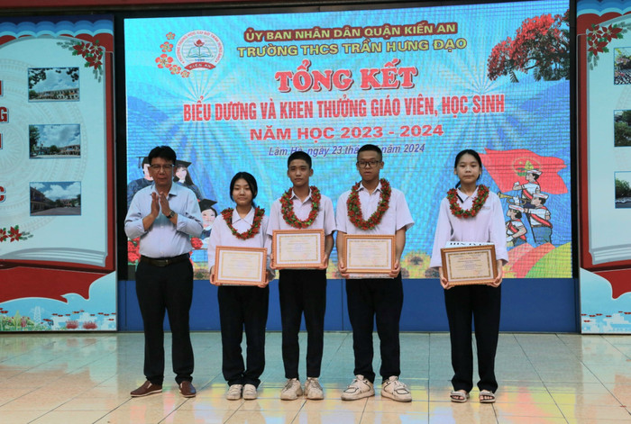 Lãnh đạo Phòng Giáo dục và Đào tạo quận Kiến An trao giấy khen của nhà trường tặng các em học sinh đạt thành tích cao trong học tập (Ảnh: LT) GDVN_thcs-tran-hung-dao-7.jpg
