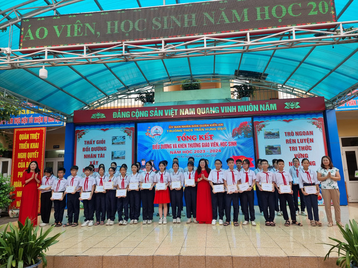 Lãnh đạo Trường Trung học cơ sở Trần Hưng Đạo khen thưởng các em học sinh đạt thành tích cao trong học tập (Ảnh: LT) GDVN_thcs-tran-hung-dao-6.jpg