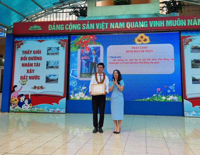 Khen thưởng giáo viên đạt thành tích cao trong giảng dạy (Ảnh: LT) GDVN_thcs-tran-hung-dao-4.jpg