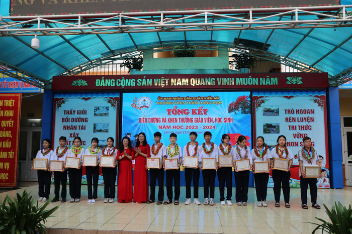 Lãnh đạo Trường Trung học cơ sở Trần Hưng Đạo khen thưởng các em học sinh đạt thành tích cao trong học tập (Ảnh: LT) GDVN_thcs-tran-hung-dao-2.jpg