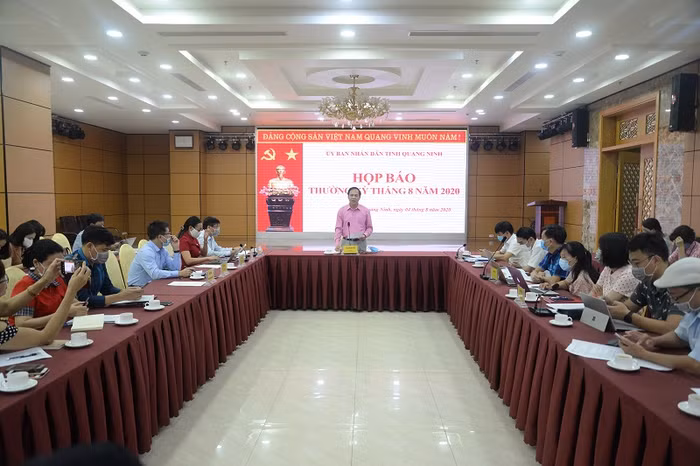 Ông Đặng Huy Hậu, Phó chủ tịch Thường trực Ủy ban nhân dân tỉnh Quảng Ninh thông tin về công tác chuẩn bị kỳ thi tốt nghiệp trung học phổ thông tại tỉnh (Ảnh: Báo Quảng Ninh)