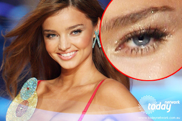 Chính vì vậy nếu đường lông mày tự nhiên của bạn có điểm cong quá cao thì cũng khó đi theo phong cách này. Xem thêm: Điểm danh những chiếc "cằm mới" của Sao Việt. Chính vì vậy nếu đường lông mày tự nhiên của bạn có điểm cong quá cao thì cũng khó đi theo phong cách này. Xem thêm: Điểm danh những chiếc "cằm mới" của Sao Việt.