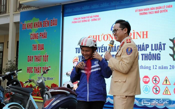 Học sinh Trường Trung học cơ sở Ngô Quyền (quận Lê Chân, Hải Phòng) được tuyên truyền, giáo dục pháp luật về trật tự an toàn giao thông (Ảnh: Lã Tiến) Học sinh Trường Trung học cơ sở Ngô Quyền (quận Lê Chân, Hải Phòng) được tuyên truyền, giáo dục pháp luật về trật tự an toàn giao thông (Ảnh: Lã Tiến)