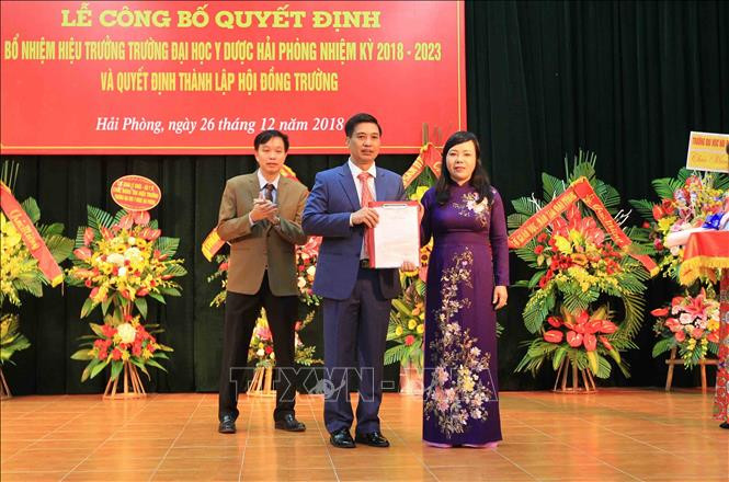 Bộ trưởng Bộ Y tế Nguyễn Thị Kim Tiến trao quyết định bổ nhiệm chức danh Hiệu trưởng Trường Đại học Y Dược Hải Phòng cho ông Nguyễn Văn Khải. (Ảnh: TTXVN) Bộ trưởng Bộ Y tế Nguyễn Thị Kim Tiến trao quyết định bổ nhiệm chức danh Hiệu trưởng Trường Đại học Y Dược Hải Phòng cho ông Nguyễn Văn Khải. (Ảnh: TTXVN)