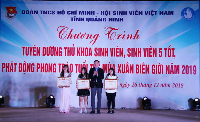 3 thủ khoa đầu vào và đầu ra của Trường Đại học Hạ Long và Trường Đại học Công nghiệp Quảng Ninh được tuyên dương. (Ảnh: CTV) 3 thủ khoa đầu vào và đầu ra của Trường Đại học Hạ Long và Trường Đại học Công nghiệp Quảng Ninh được tuyên dương. (Ảnh: CTV)